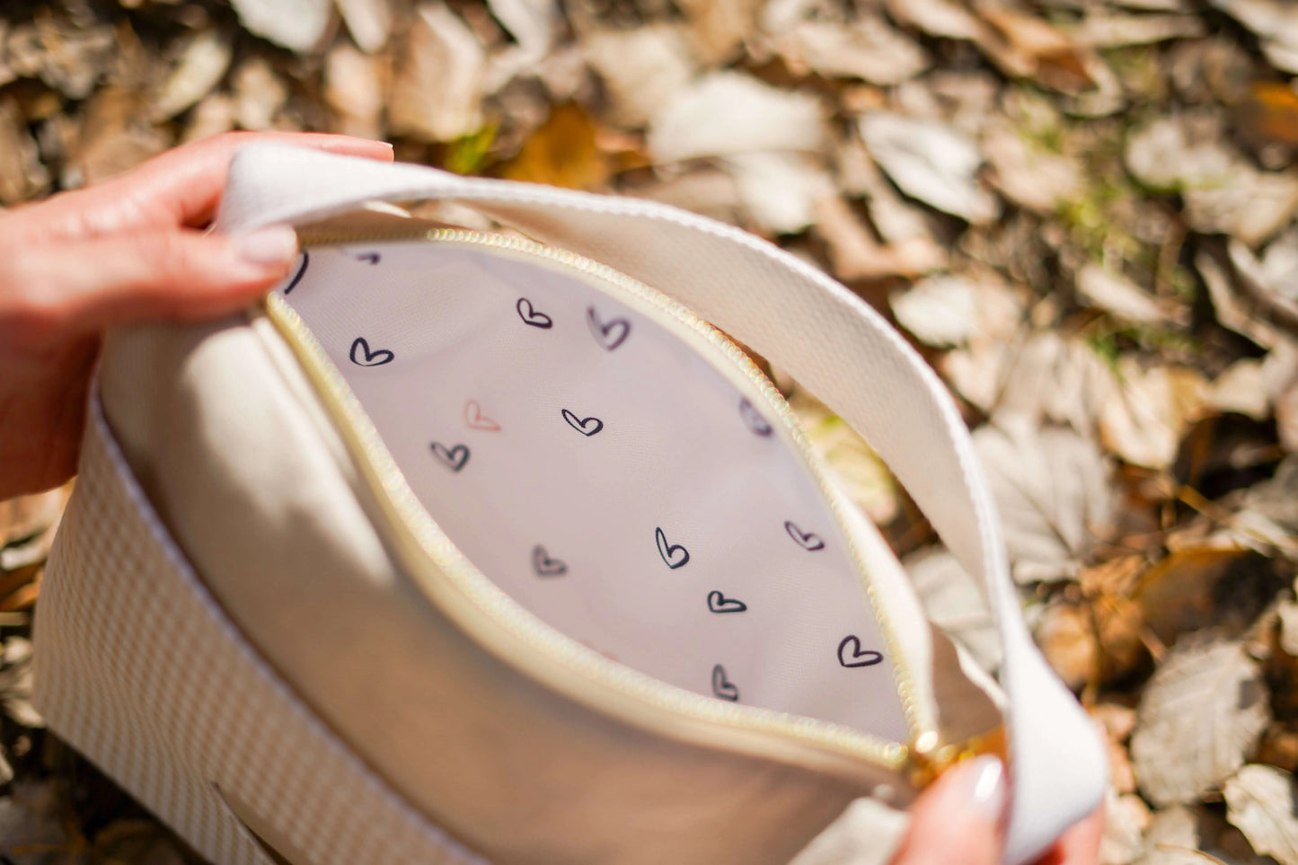 Pañalera con interior de corazones impermeable para bebés