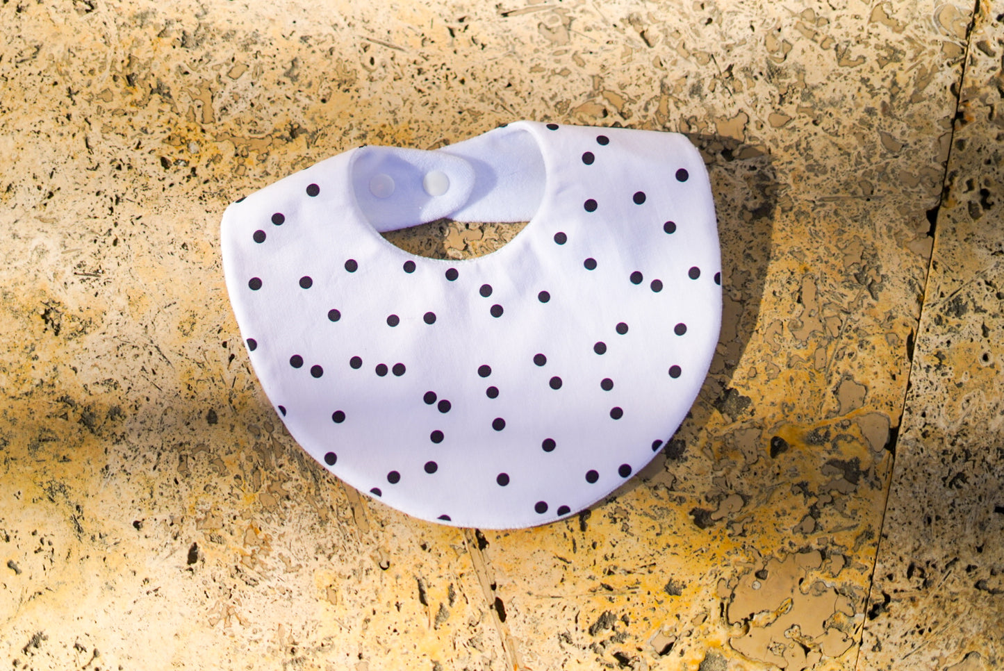 Babero Black Dots · Interior impermeable