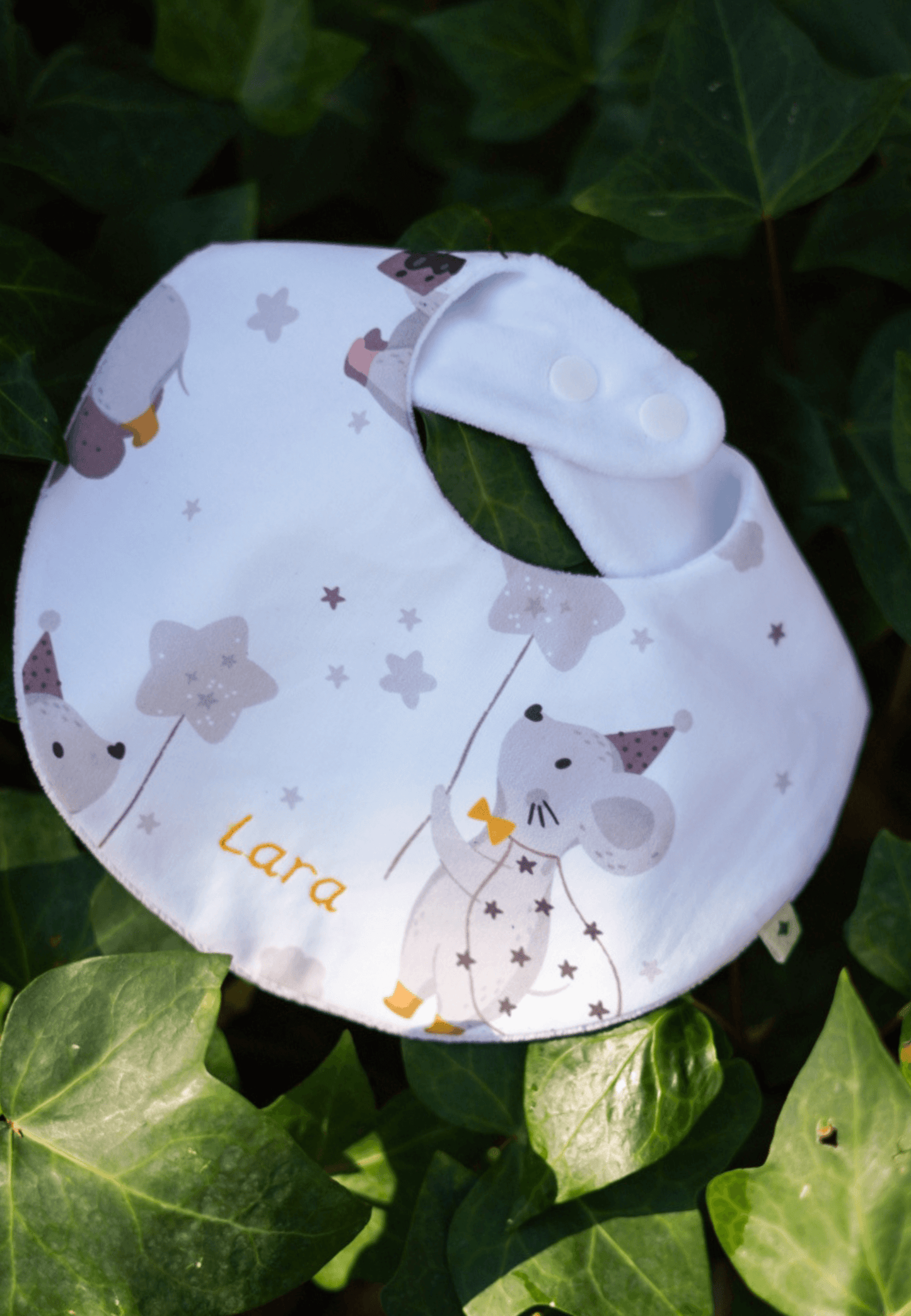 babero personalizado con ratones grises, detalles mostaza y rosa