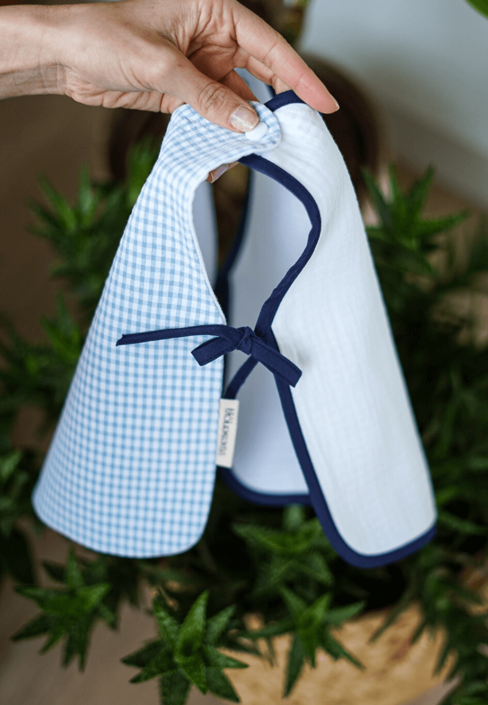 Babero camiseta en vichy azul para niño
