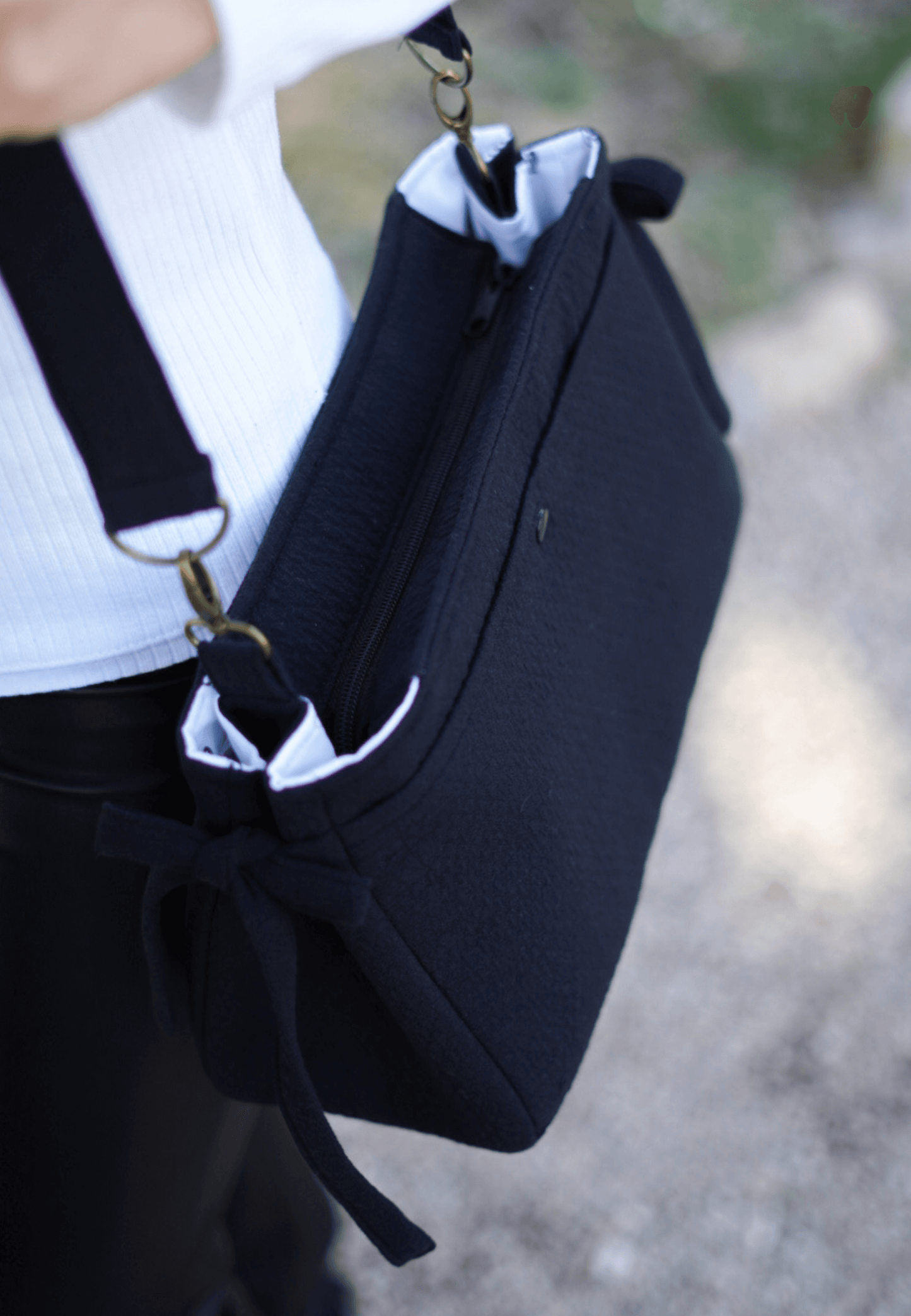 bolsa de carro bebe negra con cinta para bandolera