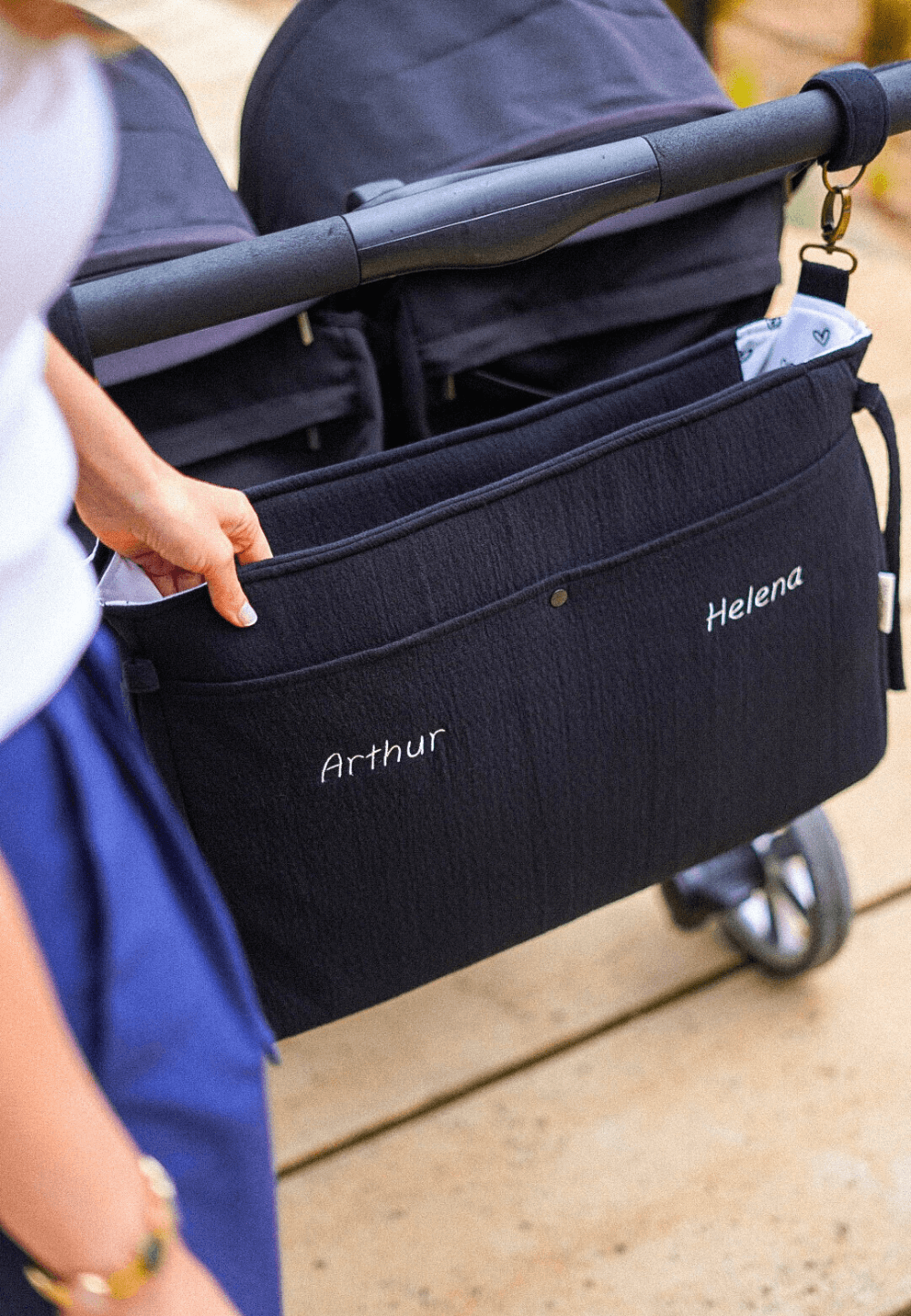 Bolso gemelar personalizado negro para carrito doble con nombres de los bebés mellizos
