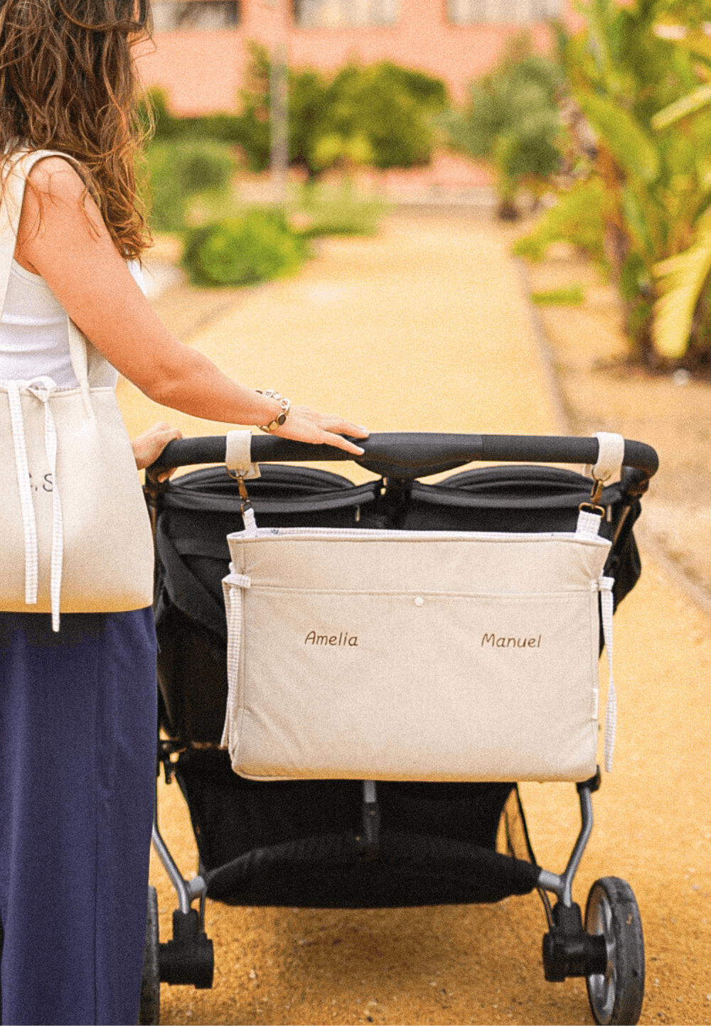 Bolso de carro beige gemelos y mellizos, especial para carro doble en beige arena con nombres bordados