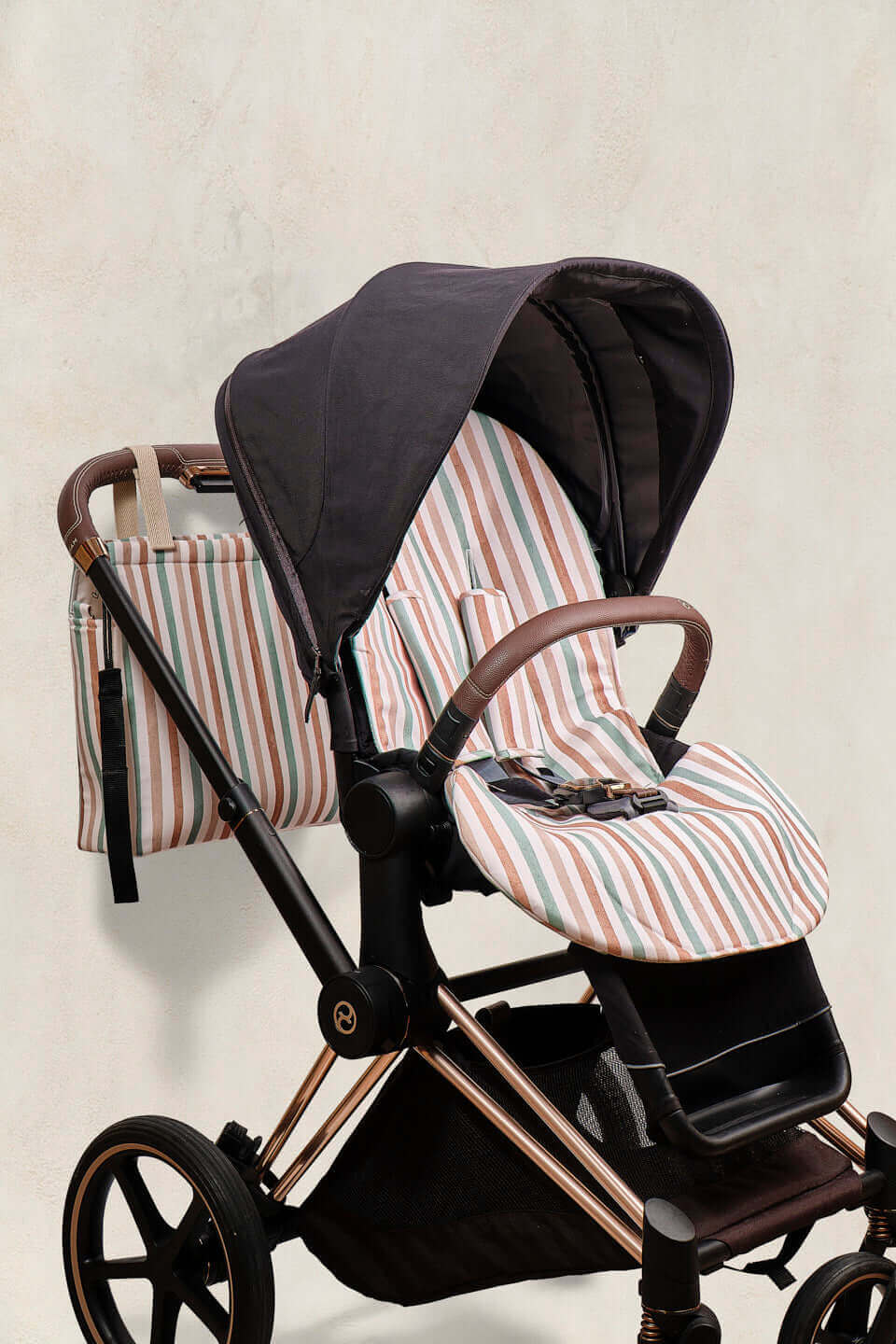 Bolso organizador Riviera Stripe · Equilibrio entre capacidad, orden y estilo