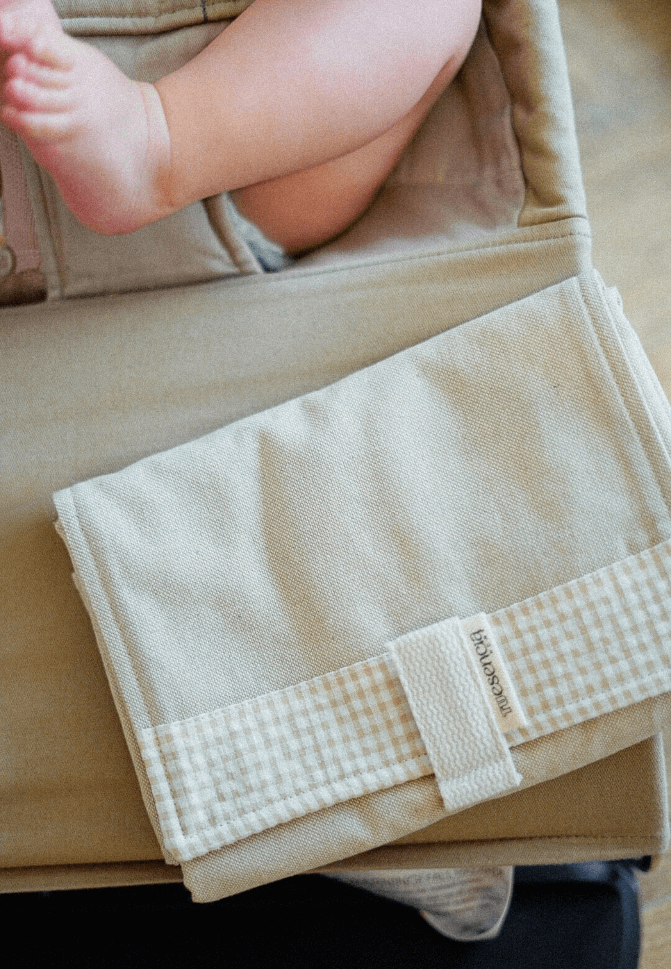 cambiador impermeable color arena y beige, interior toalla impermeable