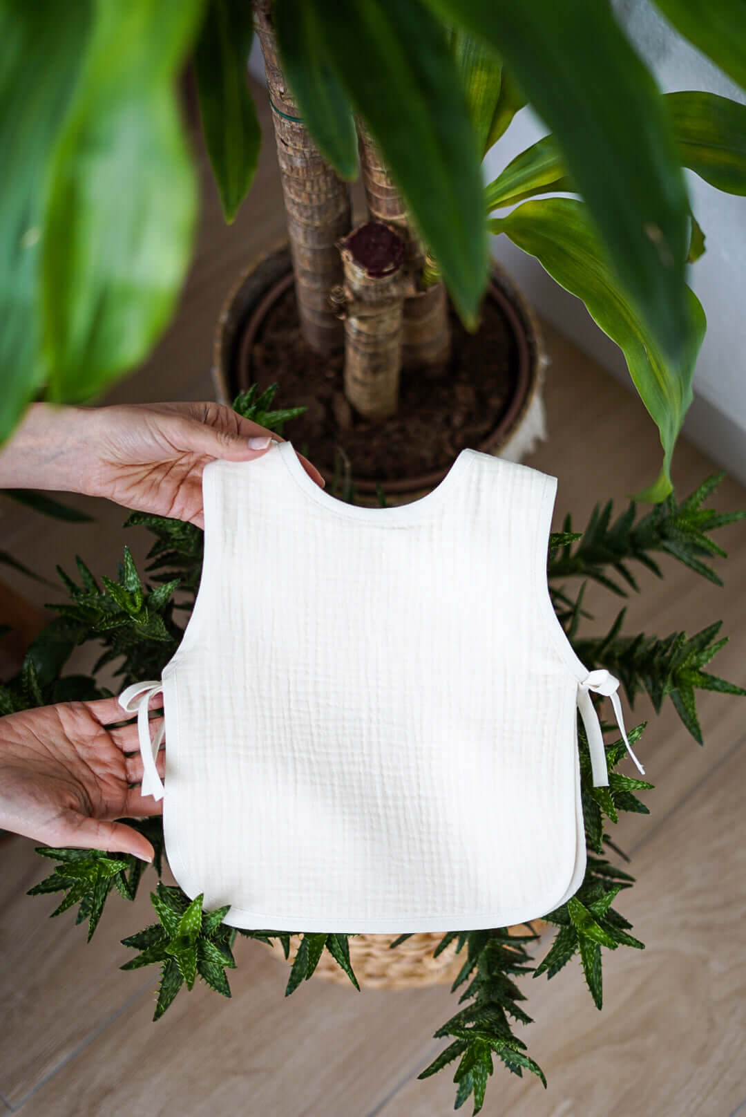 camiseta babero beige con lacitos