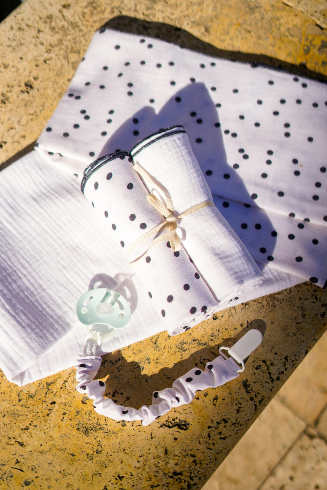 Chupetero rizado Black Dots · Algodón orgánico 100%