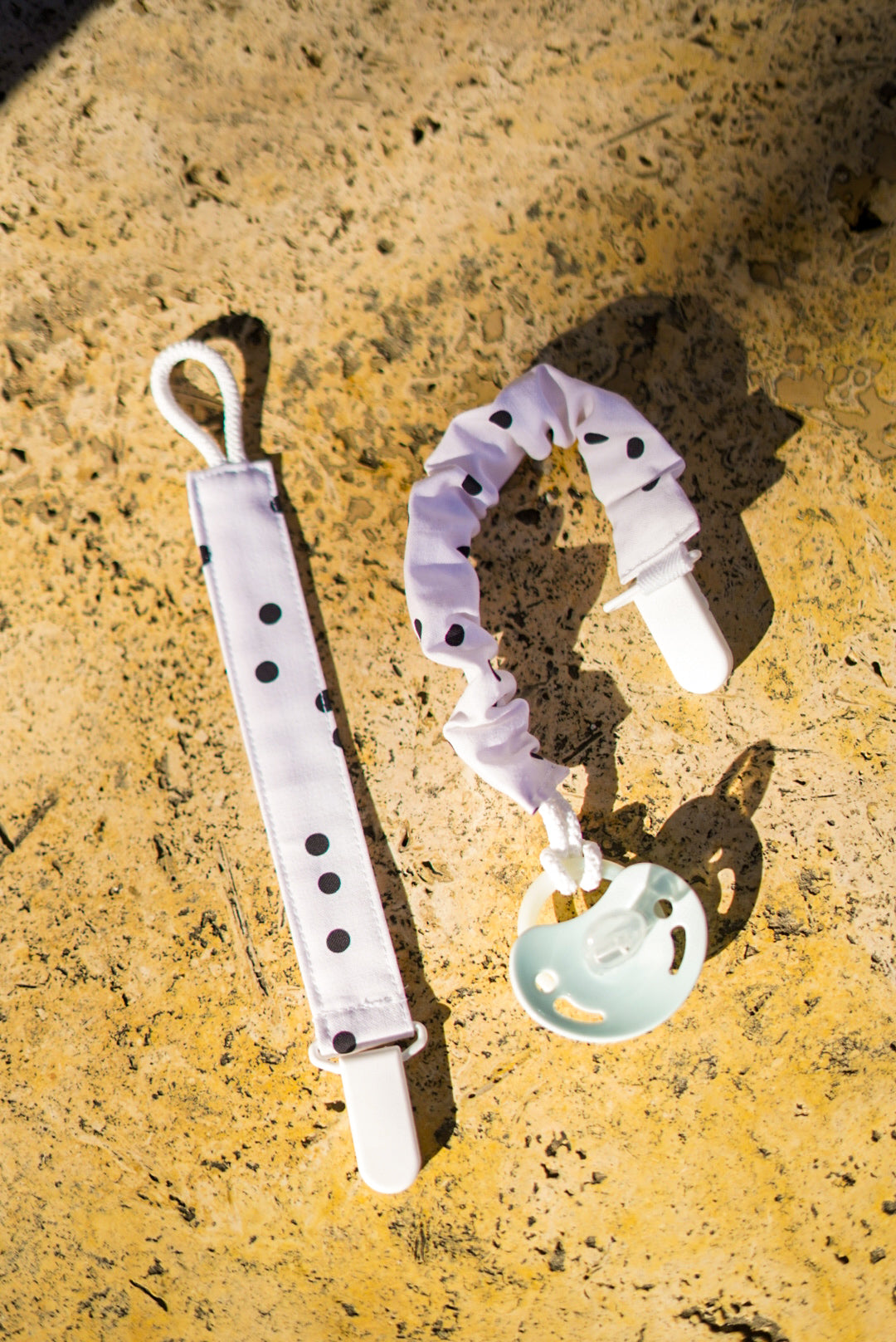 Chupetero personalizable Black Dots · Algodón orgánico