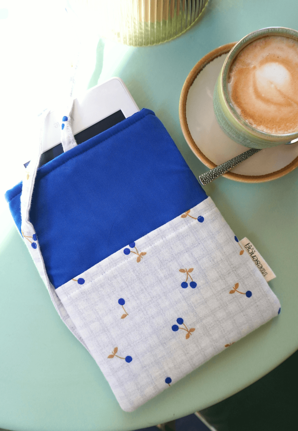 funda azul para kindle paperwhite con cerezas azules impermeable y acolchada artesanal