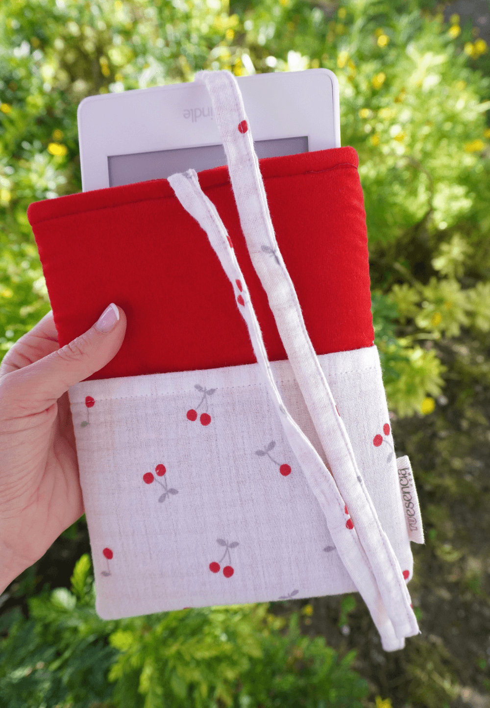 funda roja para kindle paperwhite con cerezas rojas impermeable y acolchada artesanal
