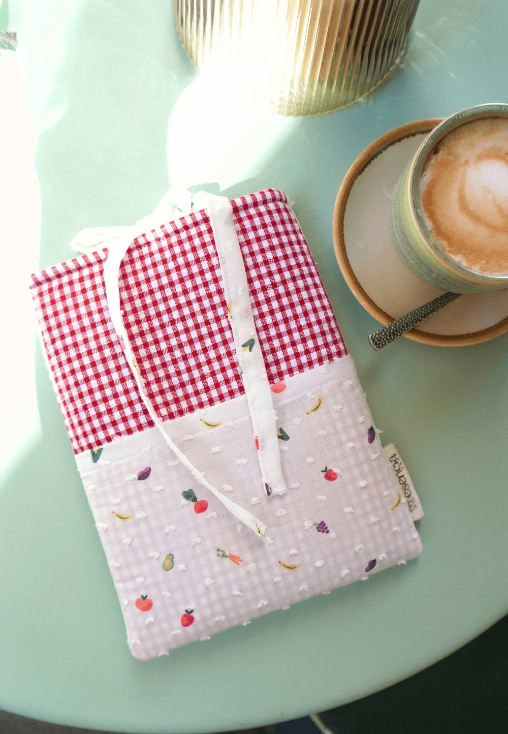 funda moderna y divertida para kindle paperwhite con frutas y vichy rojo