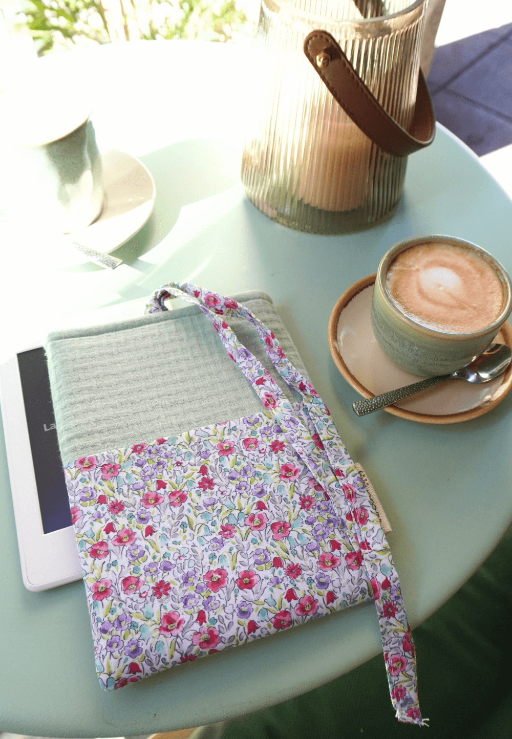 funda hecha a mano con flores para kindle