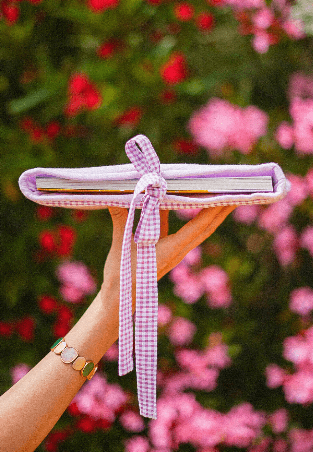Funda literaria grande en tejido vichy lavanda y lazos para cerrarla