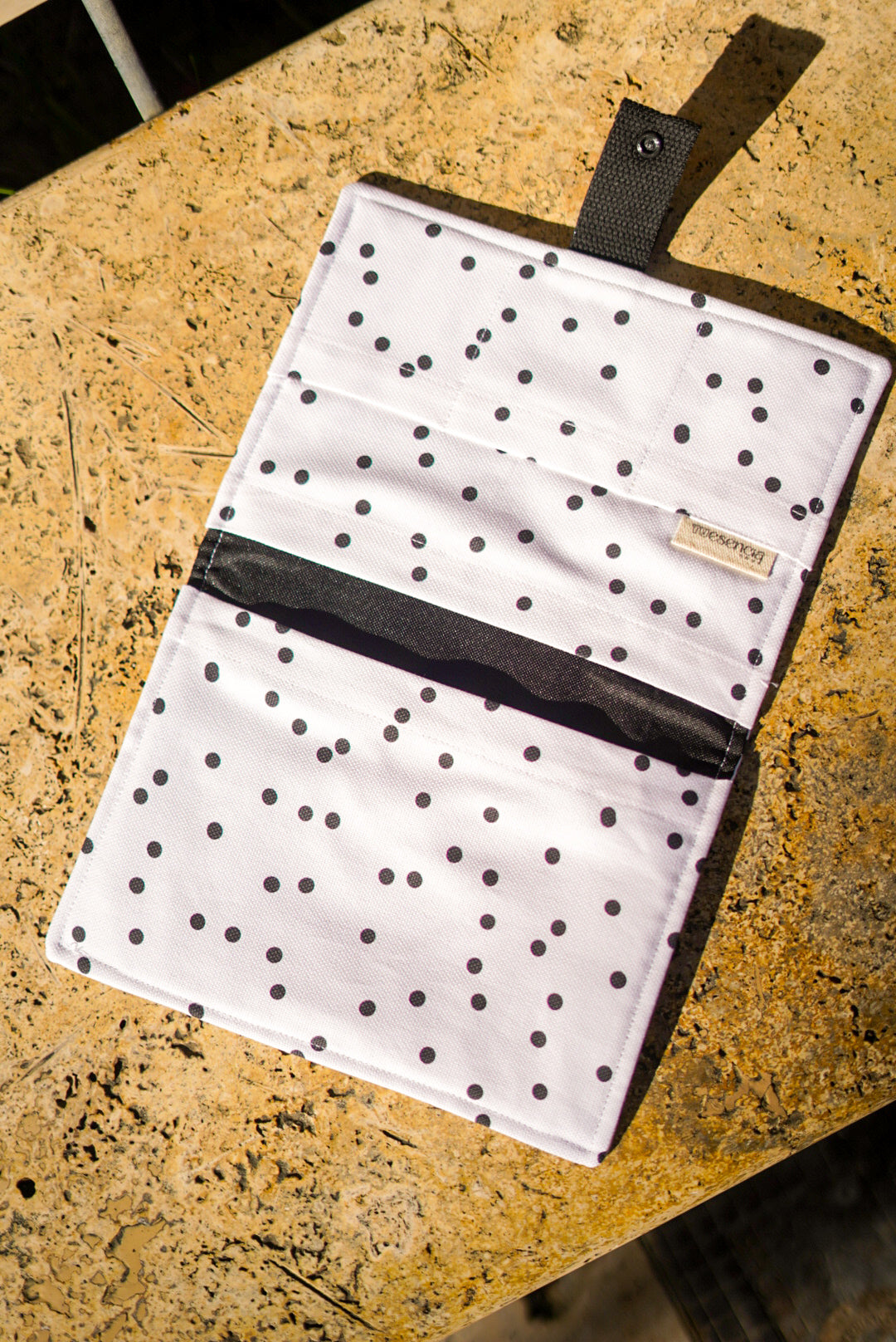 Portadocumentos Black Dots · Personalizado e impermeable