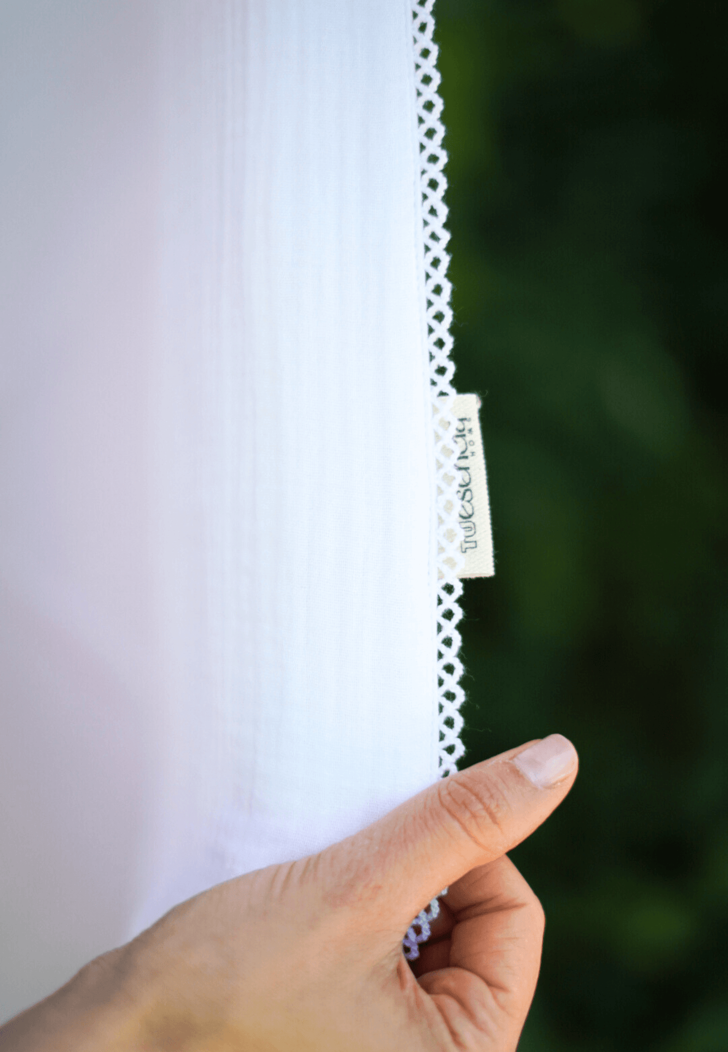 manta blanca para bebe con puntilla blanca y textura muy suave y segura para recién nacidos