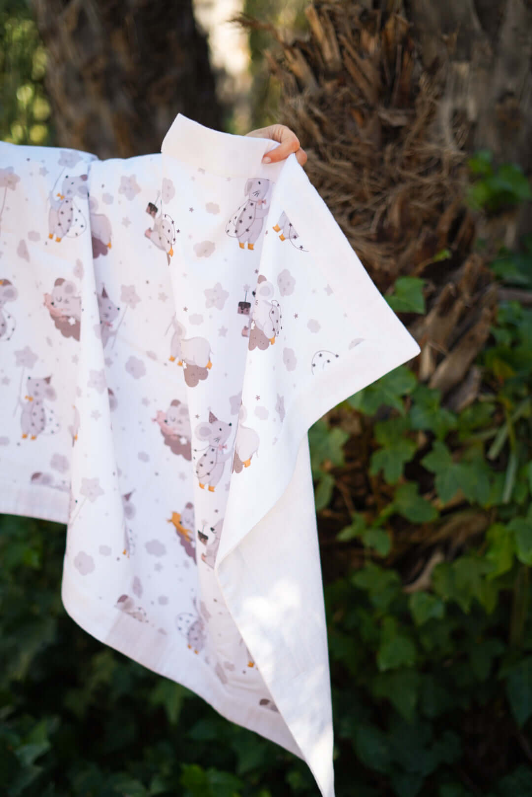 mantitas para bebés recién nacidos blanca con ratoncitos en gris, blanco, mostaza y rosa