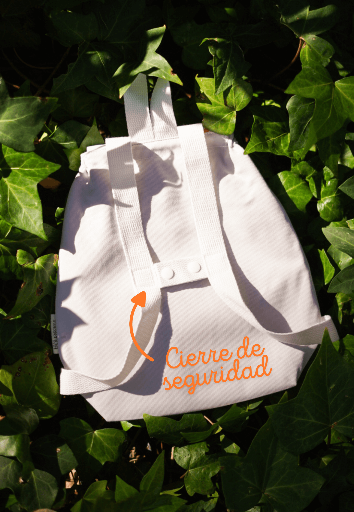 mochila de bebe con agarre de seguridad y cintas blancas