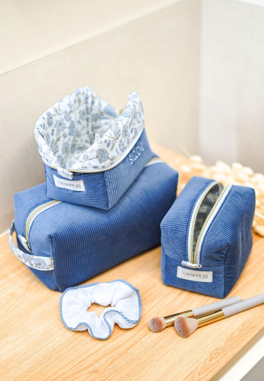 neceseres de viaje azules a juego para viajar personalizados