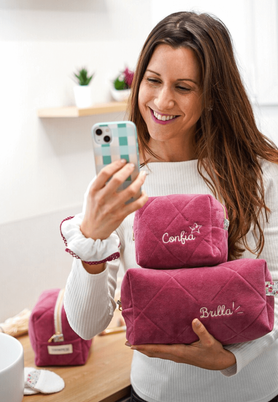neceseres de mujer de viaje en terciopelo con frases bonitas e inspiradoras para regalar