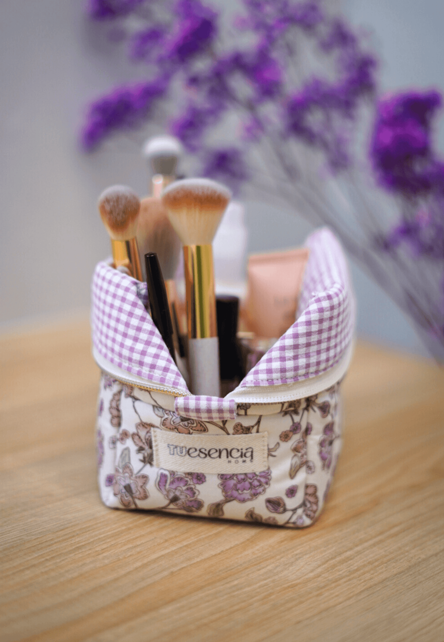 neceser maquillaje mujer lila cuadros vichy y flores