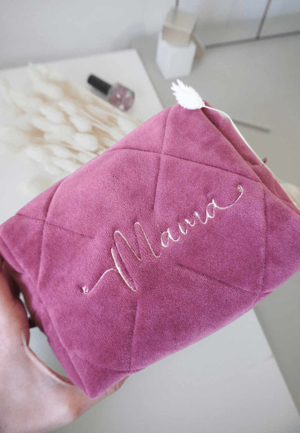 regalo especial mamá neceser rosa terciopelo con pespuntes haciendo forma de rombos