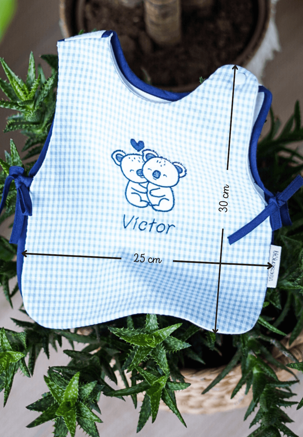 Babero camiseta con koalas bordados personalizado con nombre del bebé vichy azul