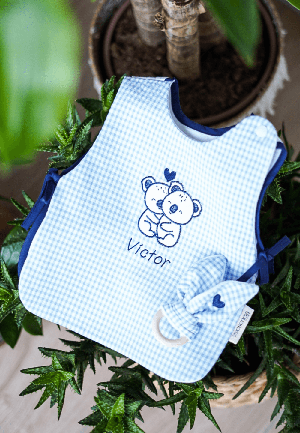 Camiseta babero de koalas con mordedor de madera a juego vichy azul