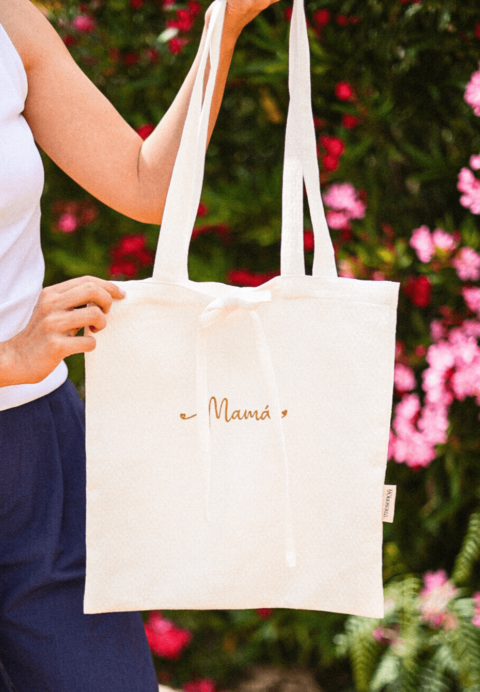 Tote bag blanca 'Mamá' en algodón orgánico con bordado elegante, ideal como regalo para mamás.