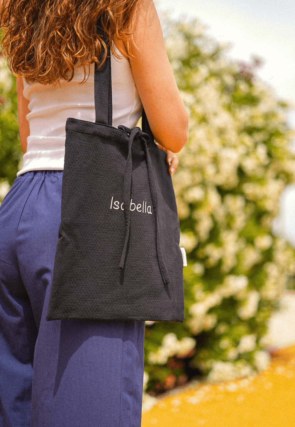 Tote bag negra impermeable personalizada con nombre, ideal para uso diario o como regalo especial.