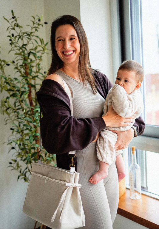 Bolso de carro beige con detalles vichy y volante Over the moon