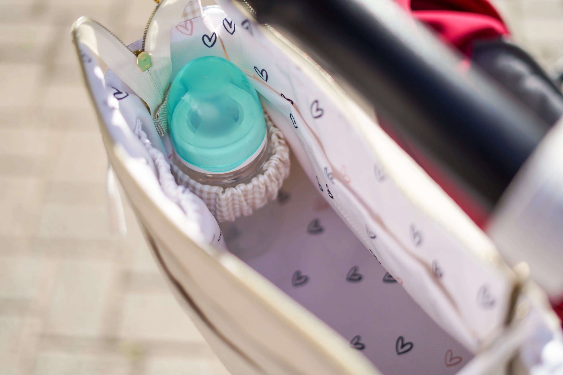 Bolso de carro pequeño para silla ligera con interior impermeable de corazones