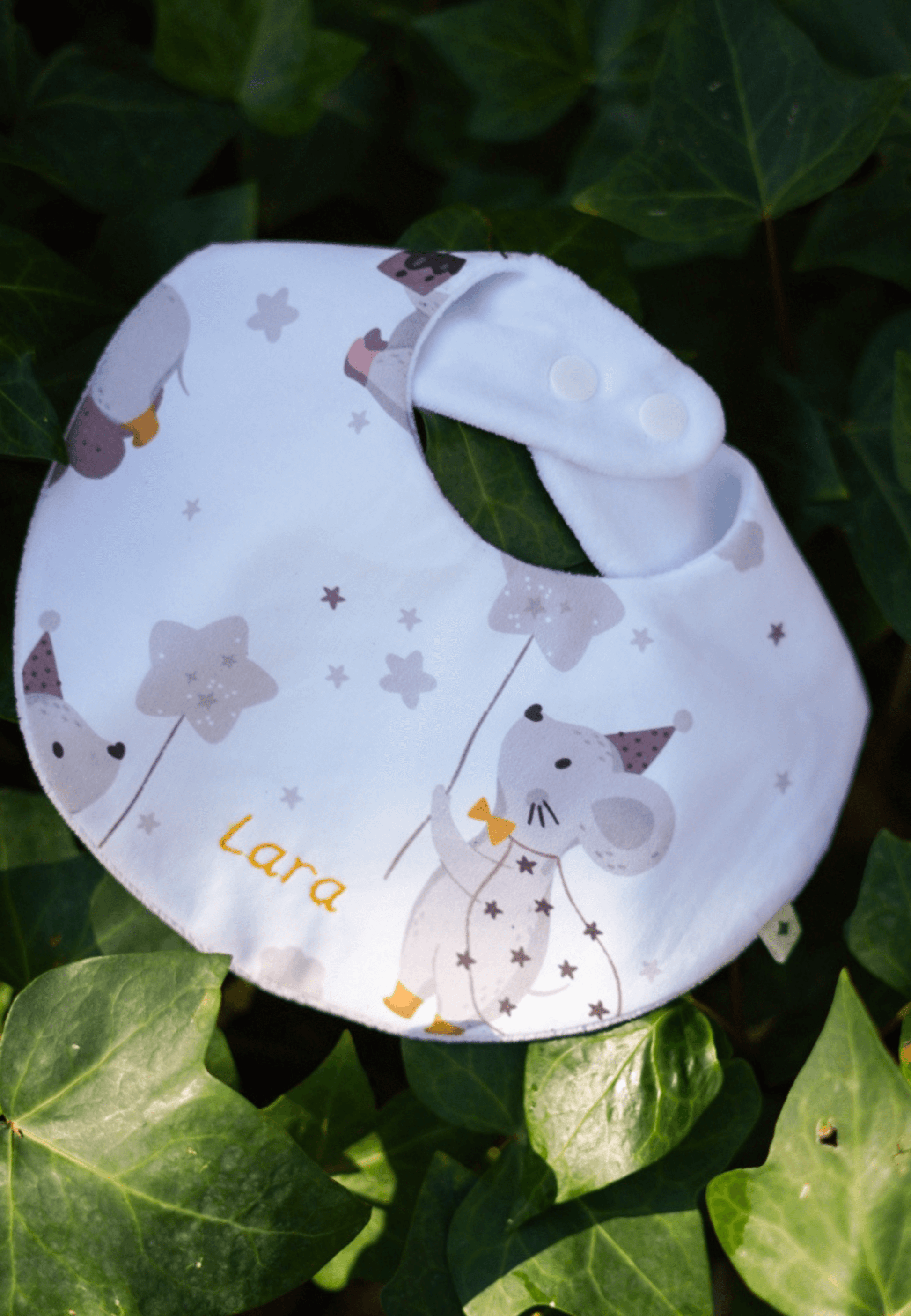babero personalizado con ratones grises, detalles mostaza y rosa