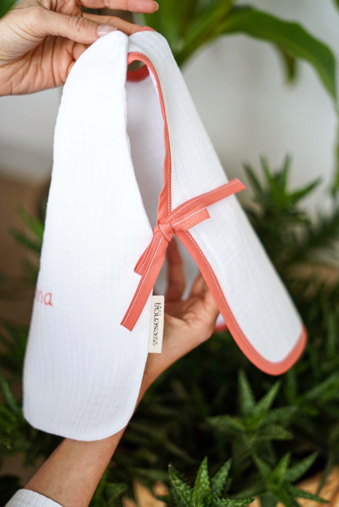 Babero personalizado con nombre del bebé y apliqué de koalas