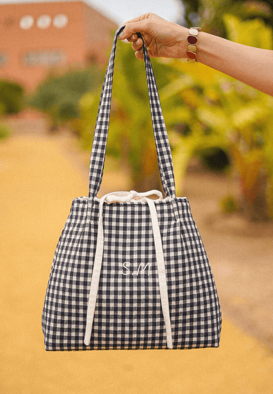 Bolso de tela vichy negra personalizada con iniciales hecha a mano en España