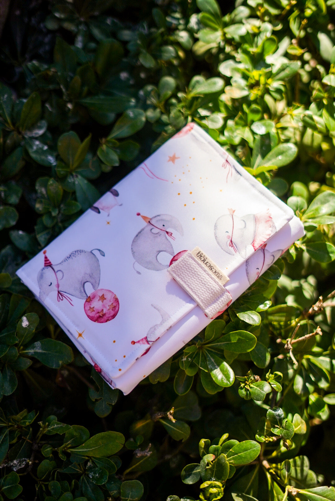 cambiador bebe portatil en blanco, gris y rojo elefantes y pinguinos