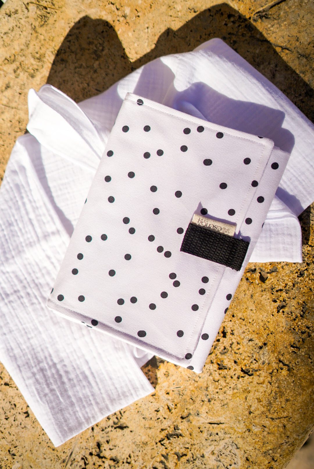 Cambiador portátil Black Dots · Toalla de rizo de bambú impermeable