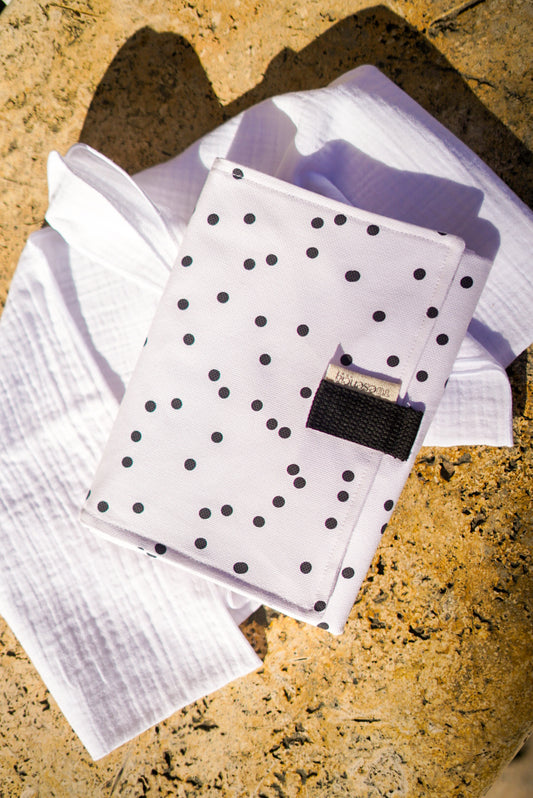 Cambiador portátil Black Dots · Toalla de rizo de bambú impermeable