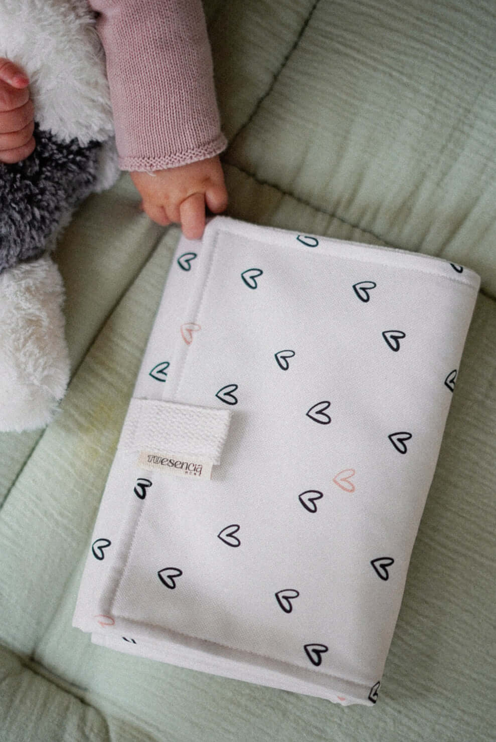 cambiador de paseo con corazones impermeable y acolchadito