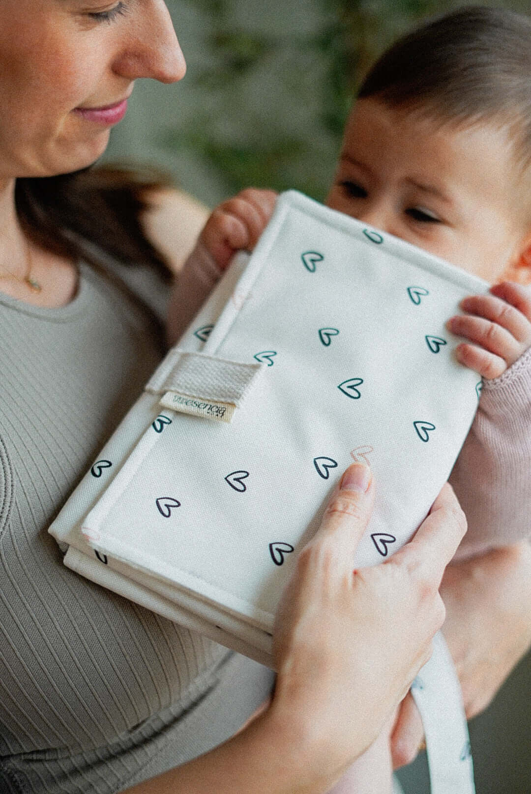 cambiador impermeable de paseo con corazones y toalla interior