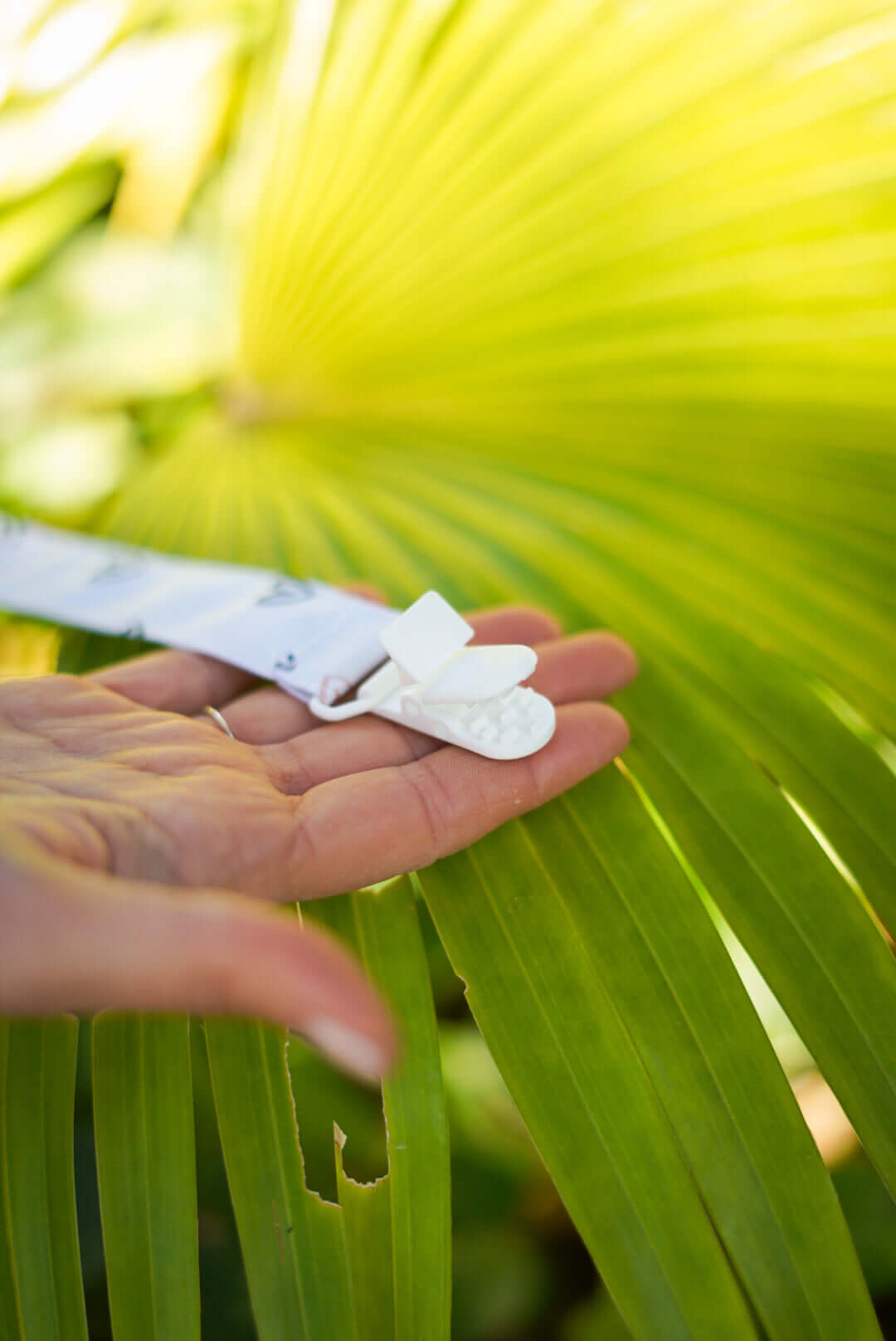chupetero bebe con pinza y estampado de corazones