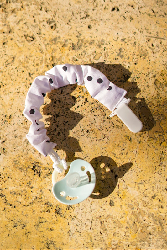 chupetero rizado algodon organico blanco con puntos negros