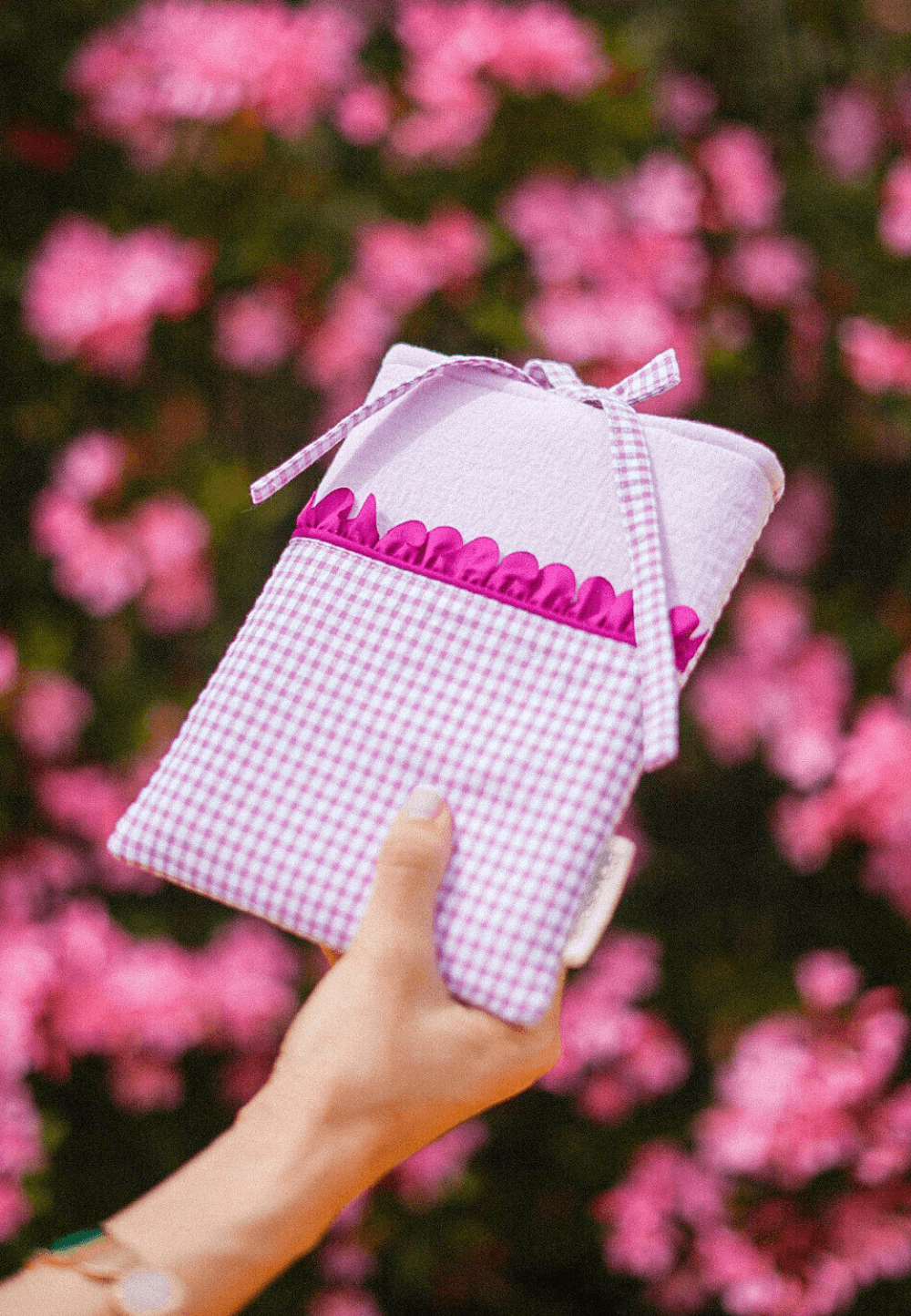 Funda Kindle Lavander Vichy en mano, con diseño artesanal de algodón e impermeable