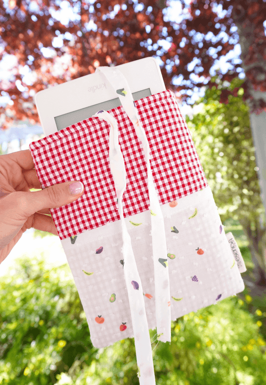 funda ebook vichy rojo con lacitos y estampado de frutas