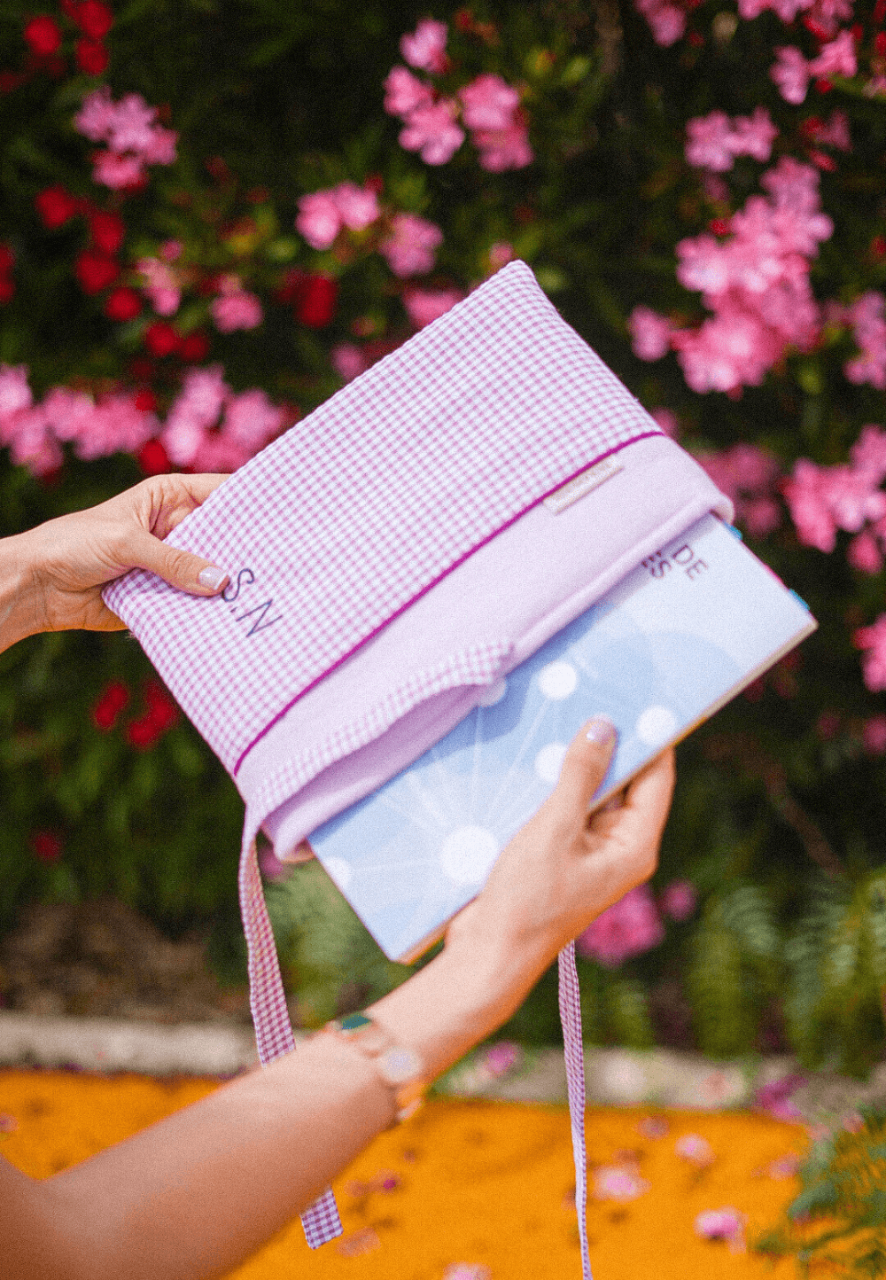 Fundapara libros personalizada con iniciales bordadas estampado lila y vichy