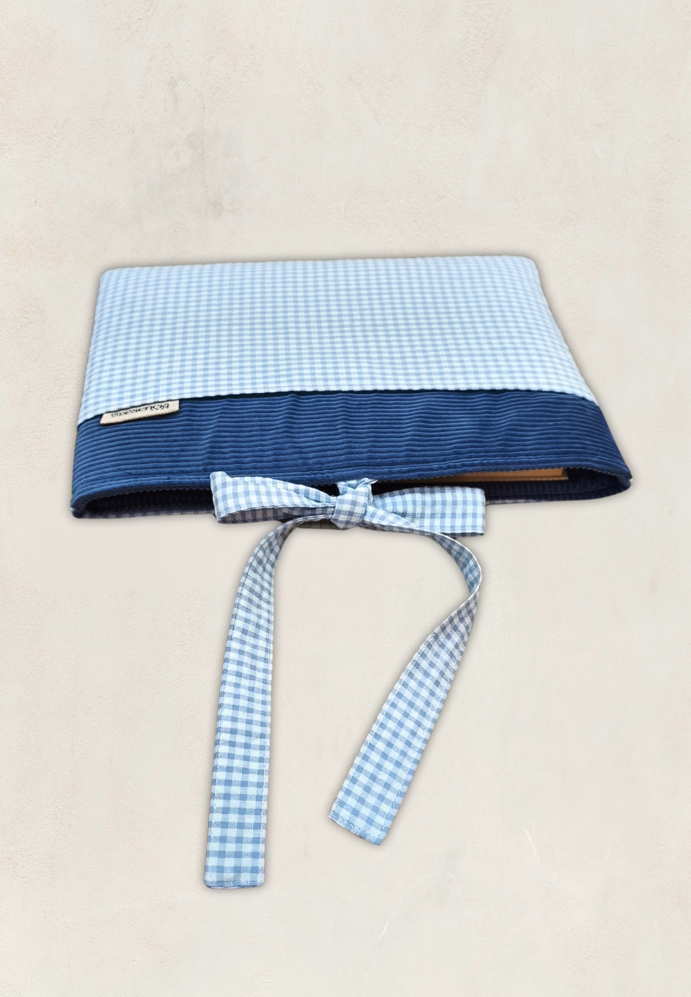 funda de libros medianos y grandes con lazo y bolsillo para lectoras en vichy azul y pana