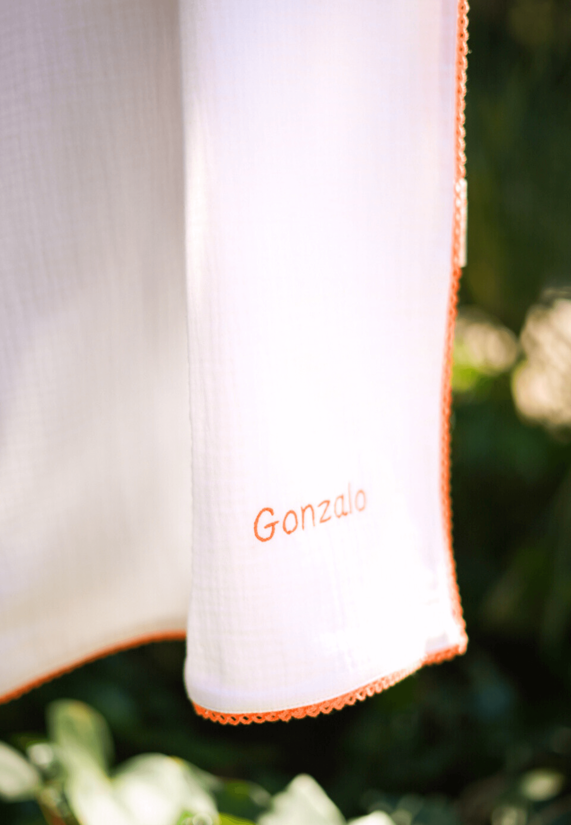 manta blanca de muselina para bebe personalizada bordada