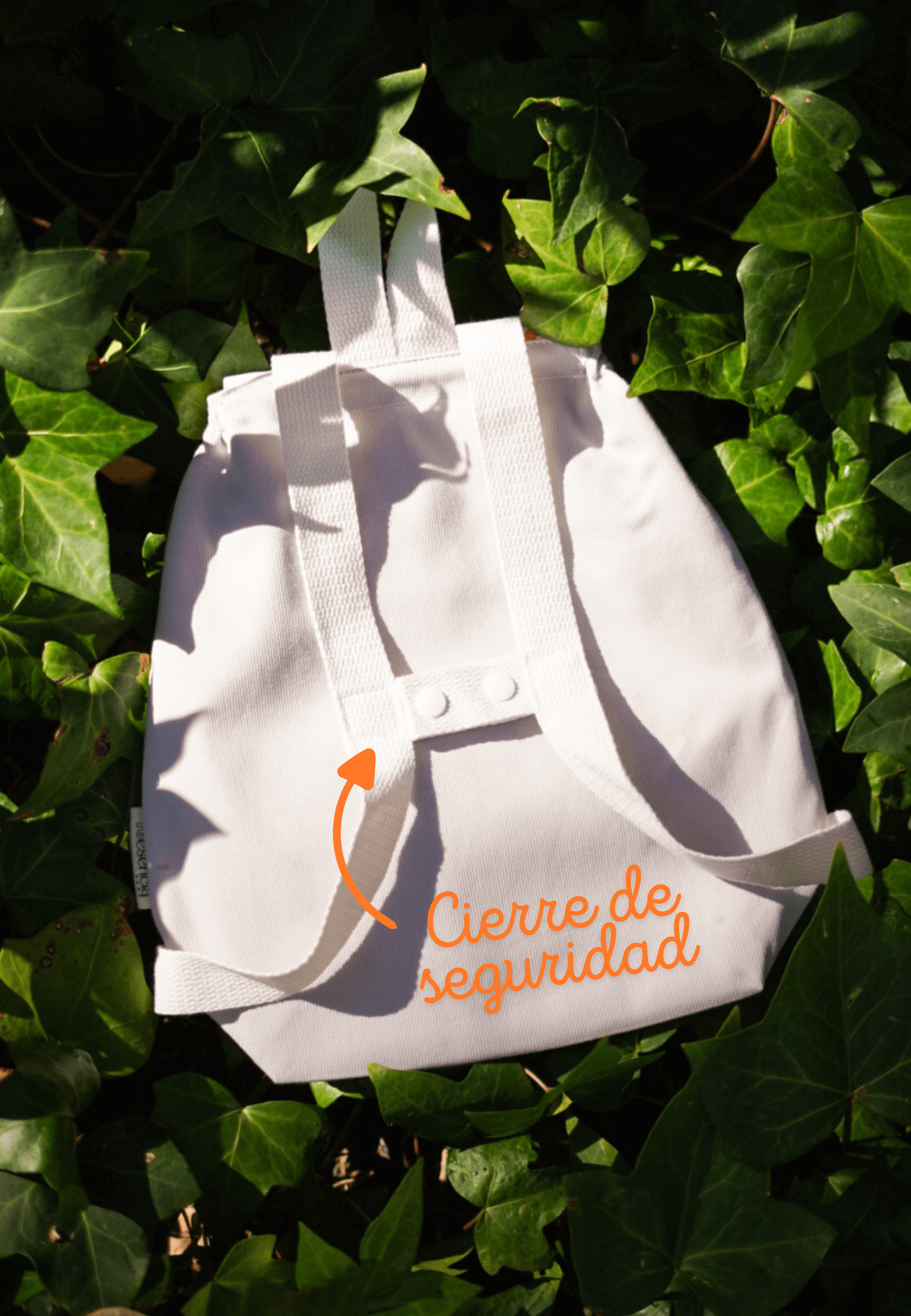 mochila de bebe con agarre de seguridad y cintas blancas