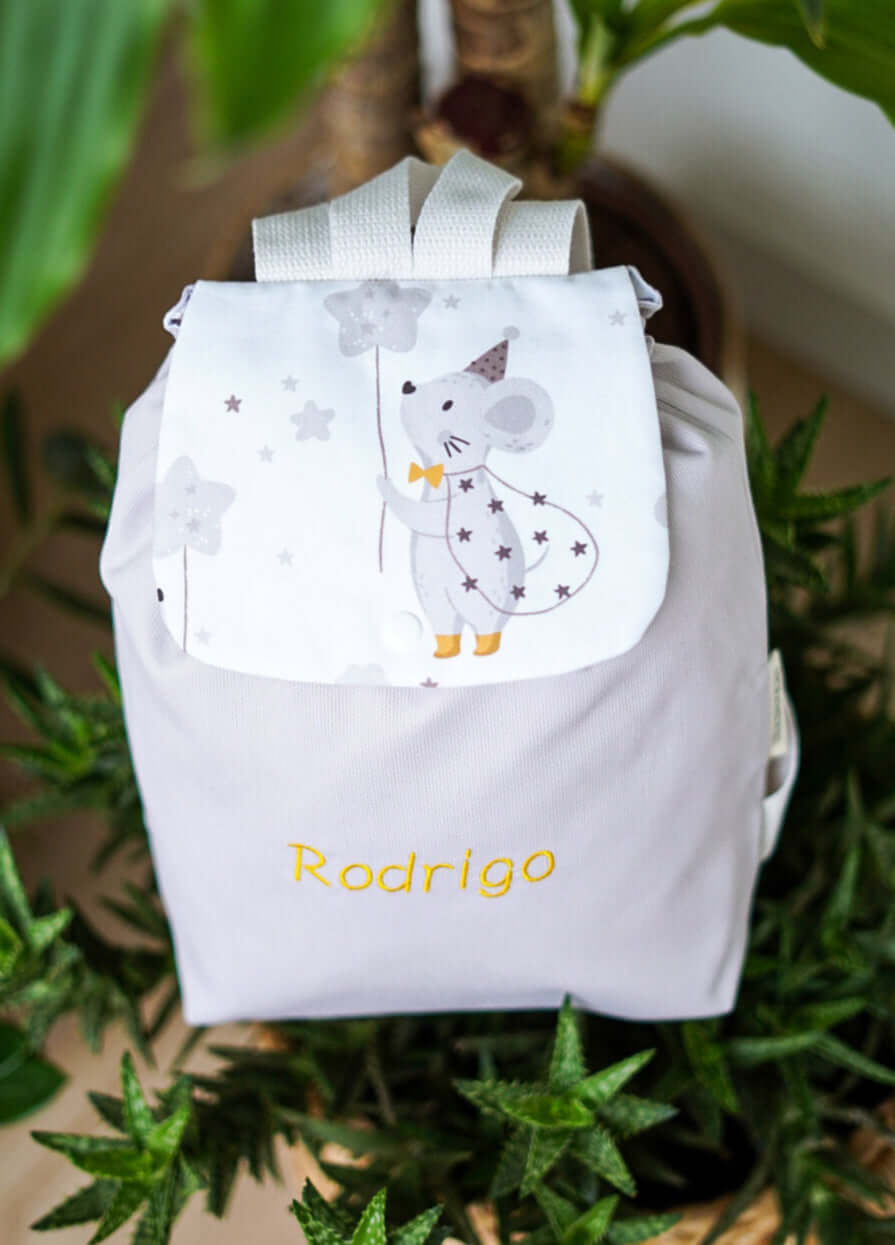 mochila de ratoncitos para niño en gris canutillo y blanco personalizada