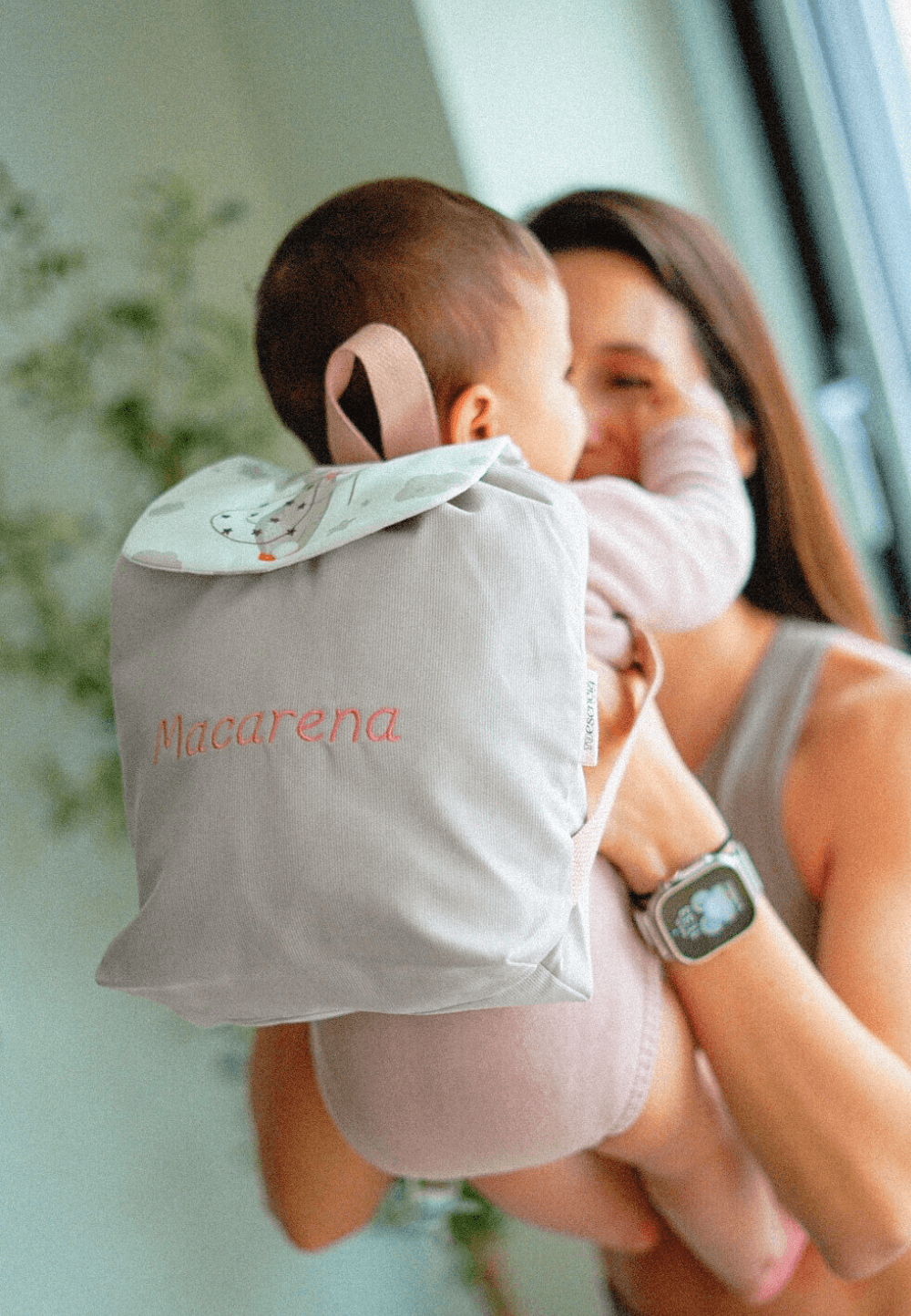 mochila de bebé rosa con ratoncitos