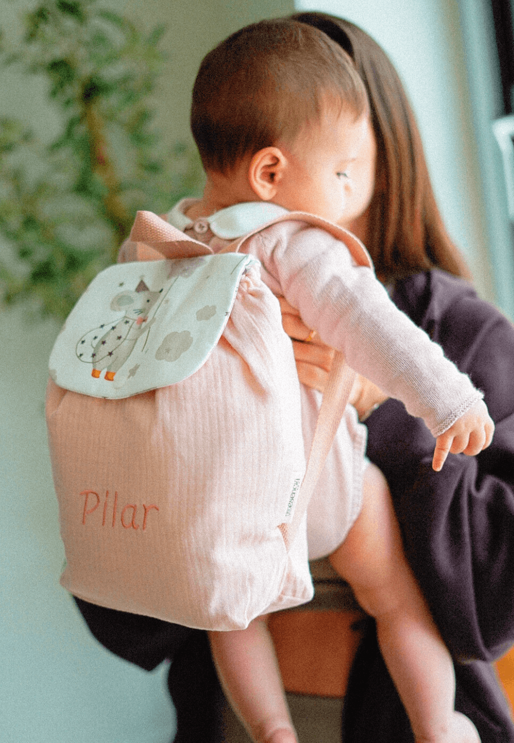 mochila de tela para bebé rosa con ratoncito personalizada con nombre